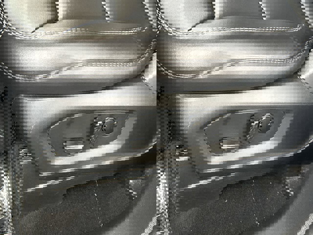 Used 2024 Ford Explorer XLT w/ Equipment Group 202A RWD image 19