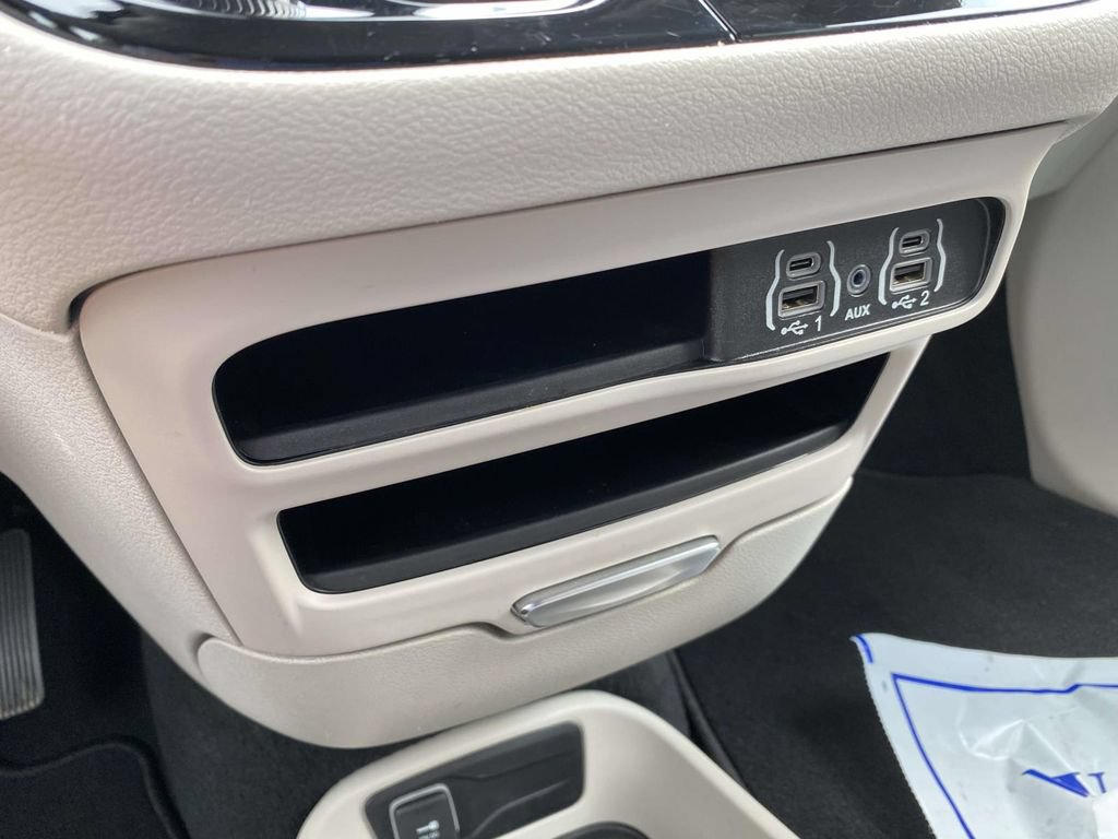 Used 2024 Chrysler Pacifica Touring-L FWD image 19