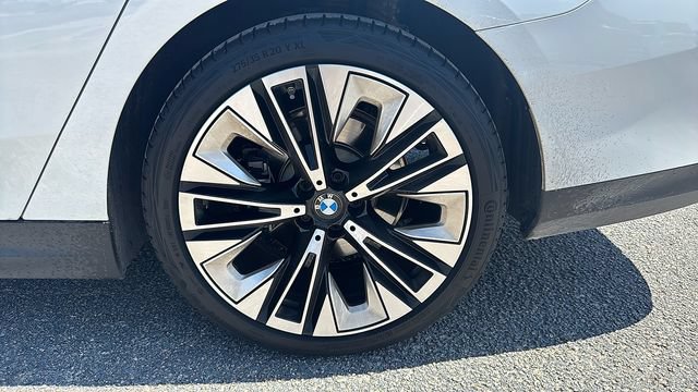 Used 2025 BMW 530i xDrive w/ Premium Package AWD/4WD image 19
