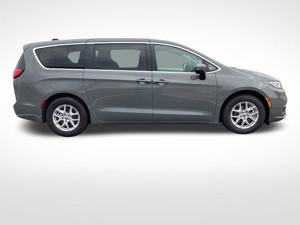 Used 2023 Chrysler Pacifica Touring-L image 10