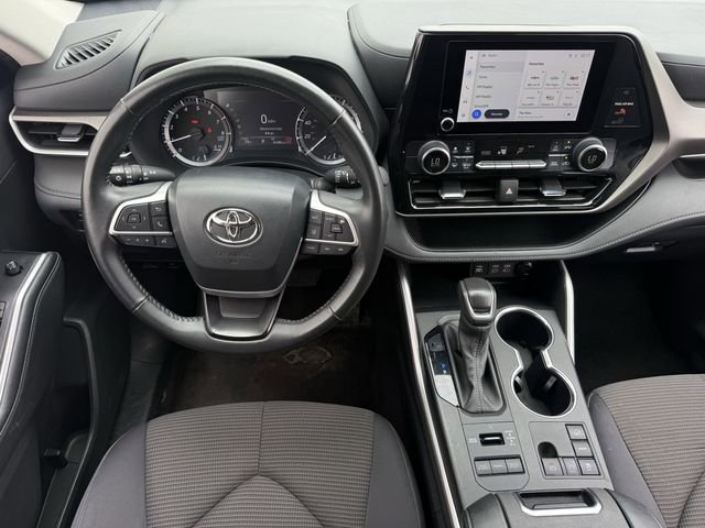 Used 2024 Toyota Highlander LE AWD/4WD image 12