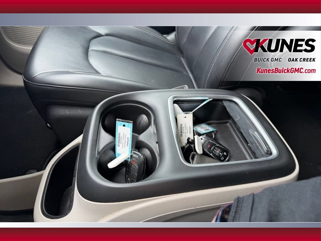 Used 2023 Chrysler Pacifica Touring-L FWD image 28