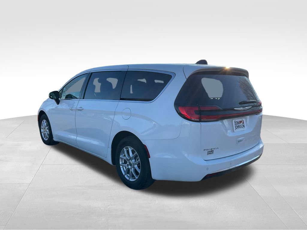 Used 2023 Chrysler Pacifica Touring-L image 34