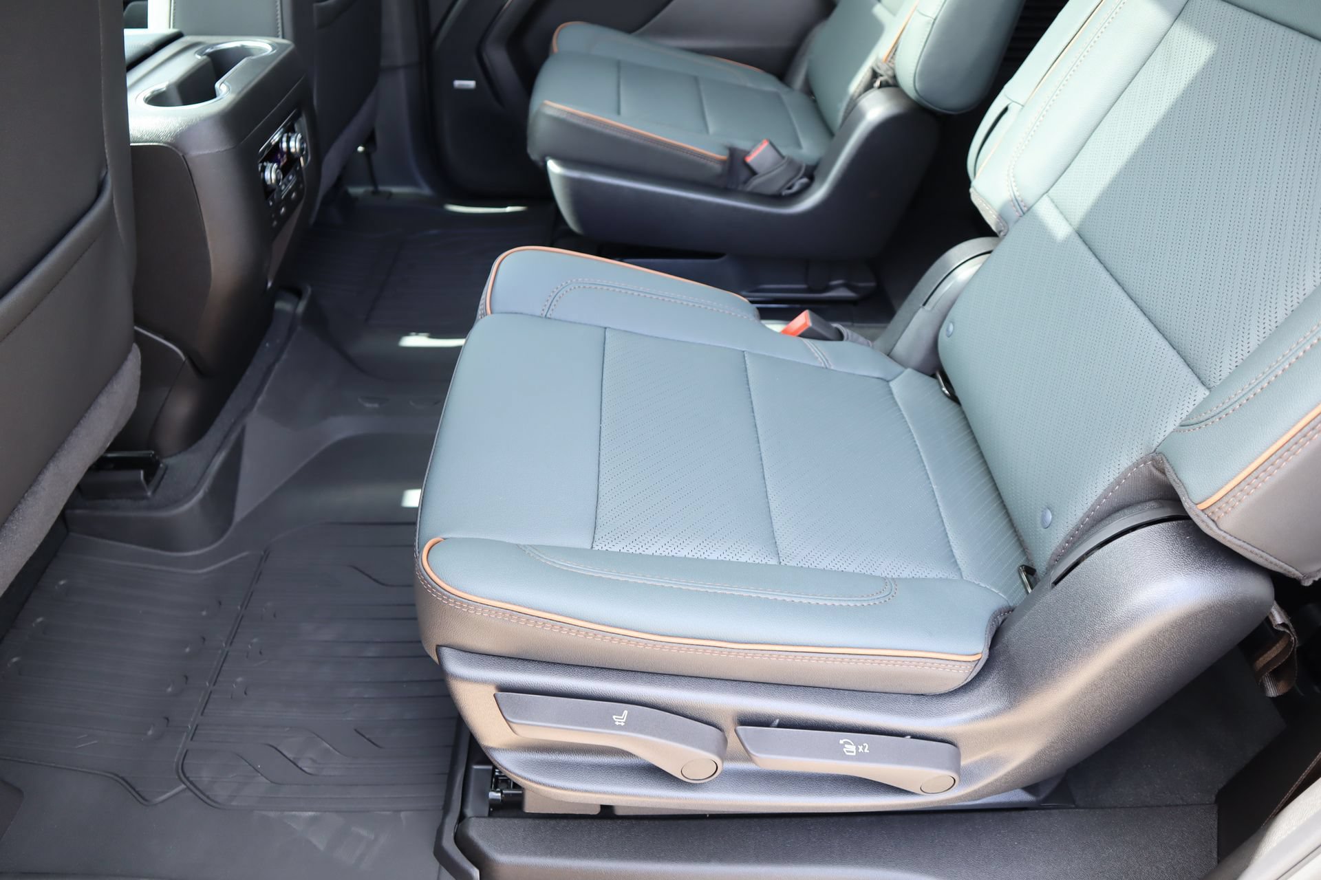 New 2026 GMC Yukon XL AT4 w/ AT4 Premium Plus Package AWD/4WD image 15