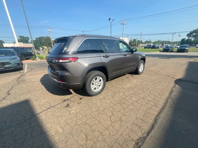 Used 2023 Jeep Grand Cherokee Laredo AWD/4WD image 16