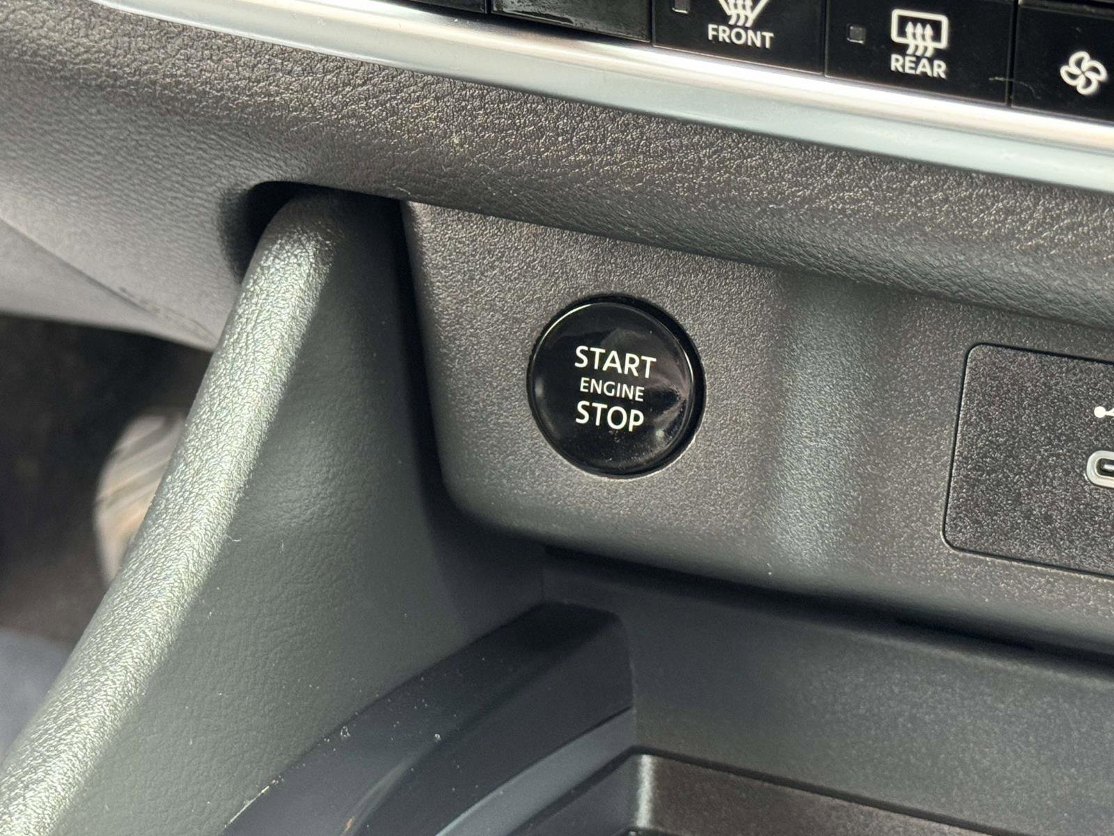 Used 2024 Nissan Rogue SV image 6