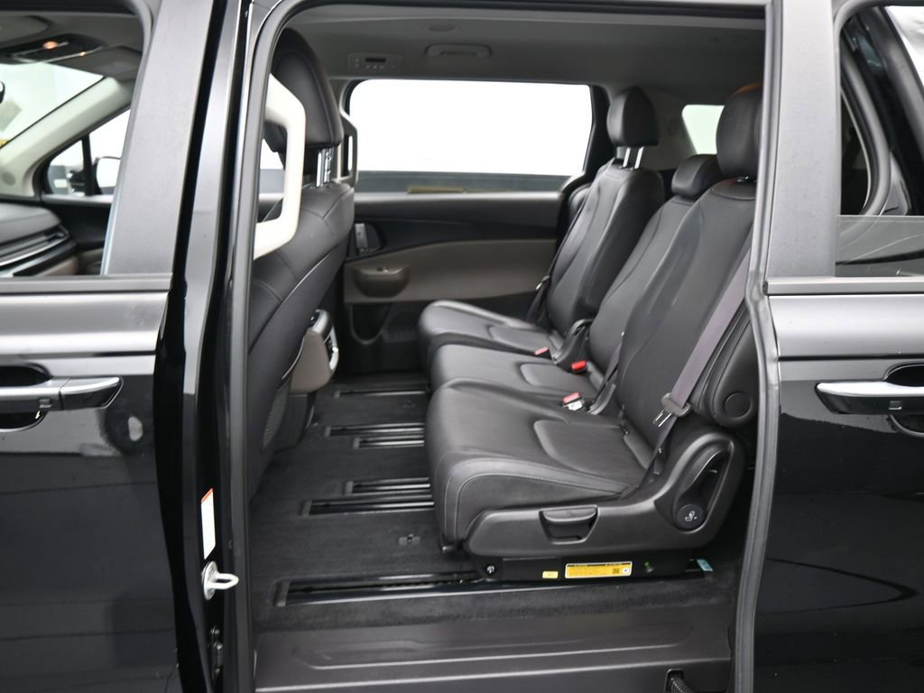 Used 2025 Kia Carnival image 30