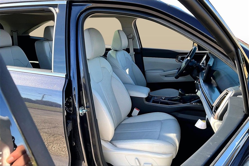 Certified 2025 Kia Sorento EX w/ Panoramic Sunroof Package image 7