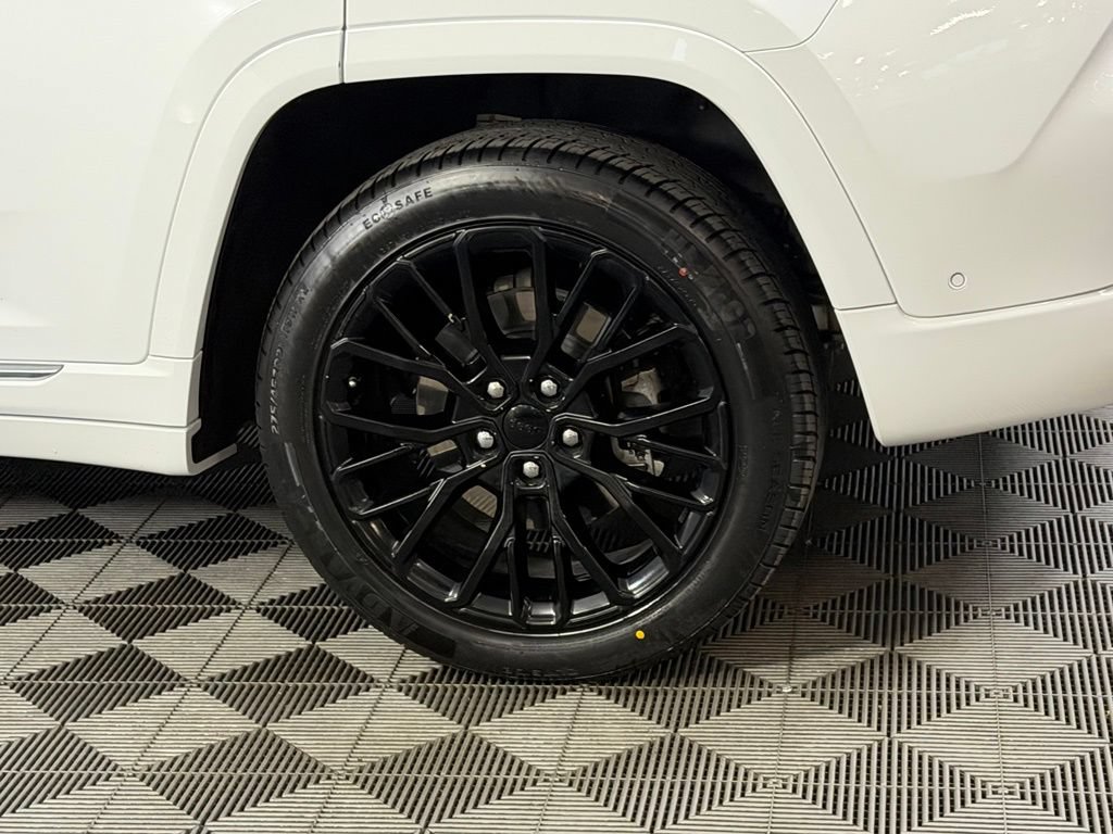Certified 2023 Jeep Grand Cherokee Summit w/ Luxury Tech Group V AWD/4WD image 8