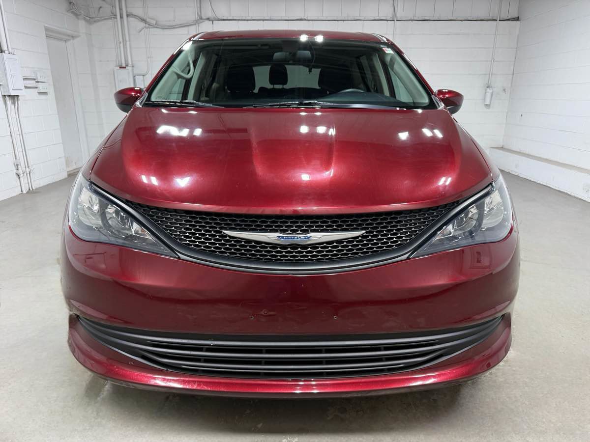 Used 2018 Chrysler Pacifica L image 2