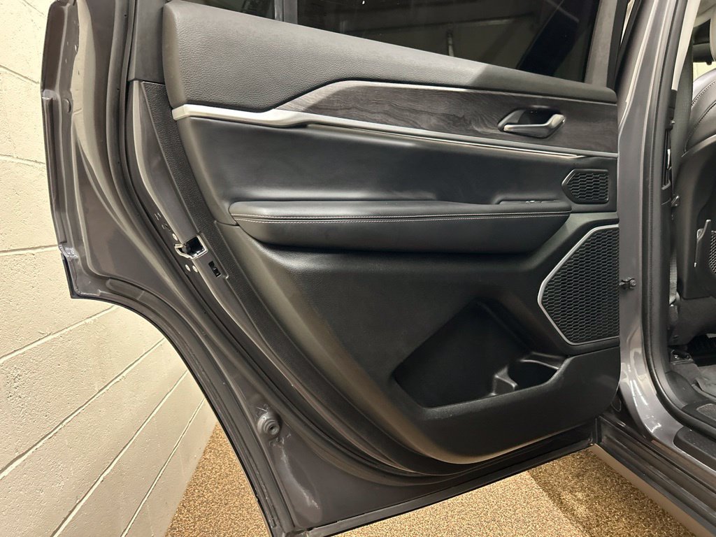 Used 2021 Jeep Grand Cherokee L Limited AWD/4WD image 16
