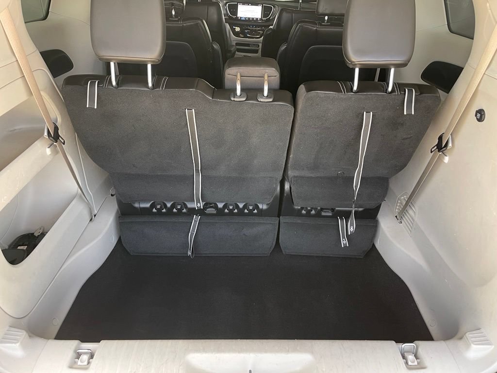 Used 2023 Chrysler Pacifica Touring-L FWD image 13