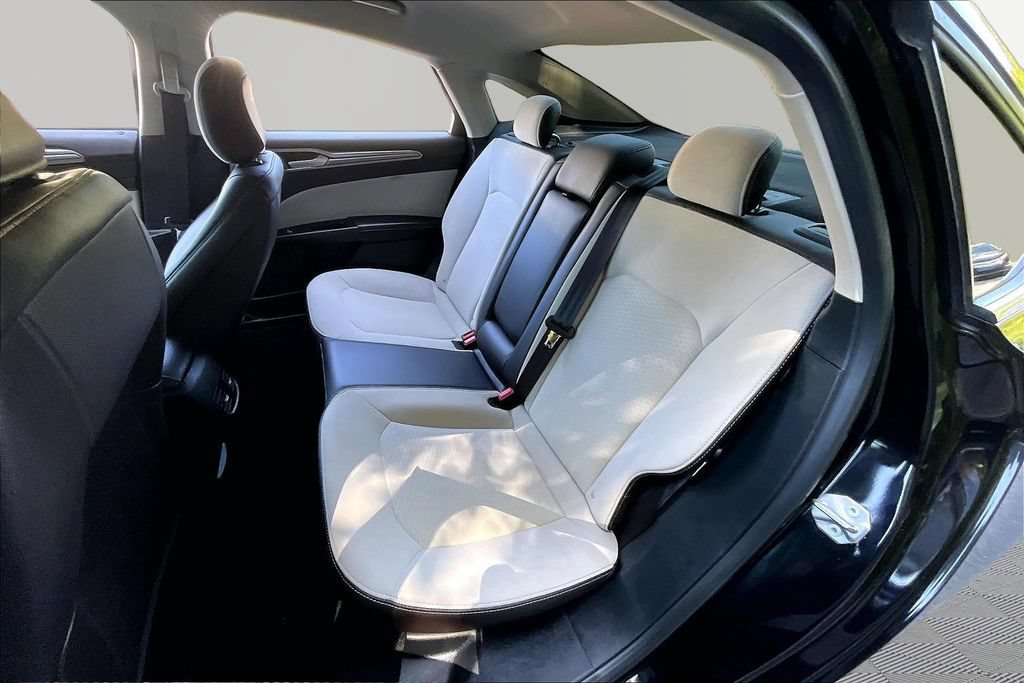 Used 2020 Ford Fusion SE w/ Equipment Group 151A FWD image 18