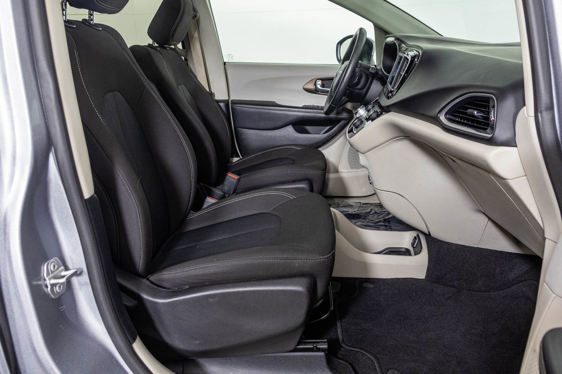 Used 2020 Chrysler Voyager LX FWD image 41