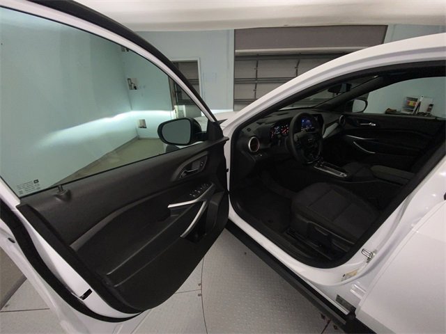 Used 2025 Chevrolet Trax RS image 11