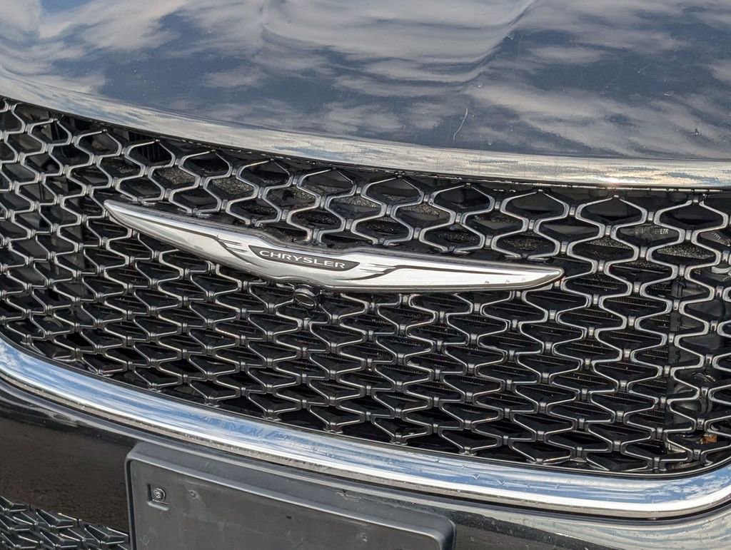 Used 2023 Chrysler Pacifica Touring-L image 11