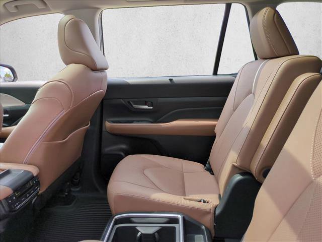Used 2025 Toyota Grand Highlander AWD image 19