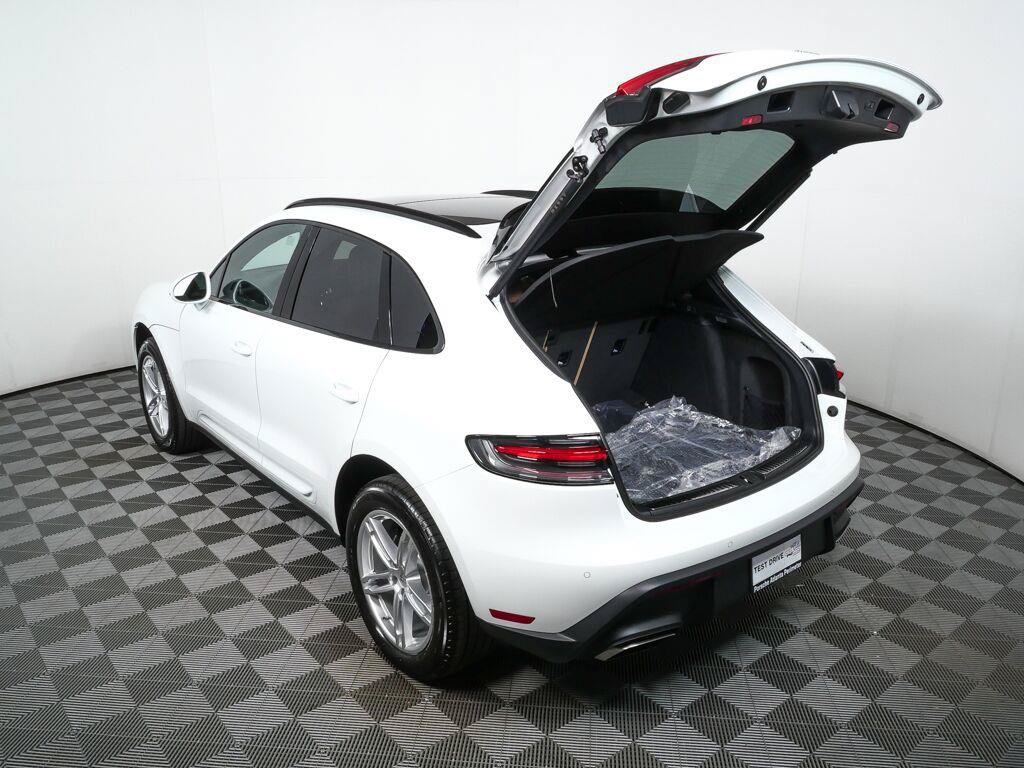 Certified 2026 Porsche Macan AWD/4WD image 33