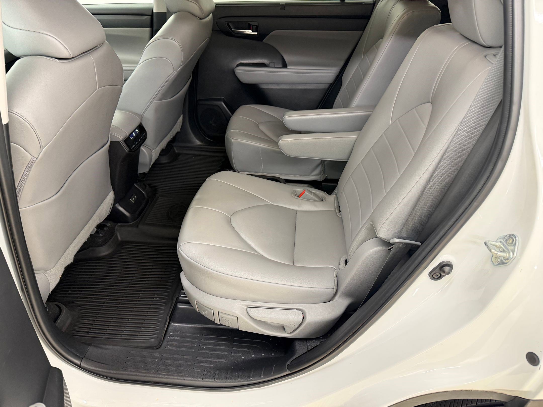 Used 2023 Toyota Highlander XLE image 5