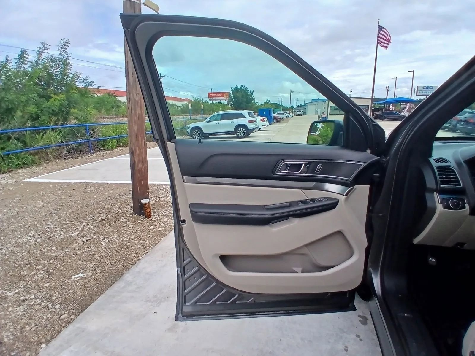 Used 2018 Ford Explorer XLT FWD image 9