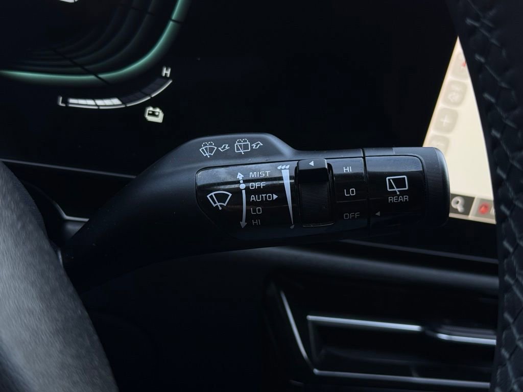 Used 2023 Kia Niro EX image 28