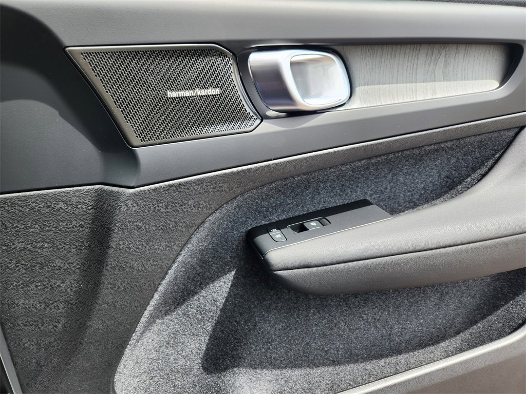 New 2025 Volvo XC40 B5 Ultra w/ Climate Package image 20