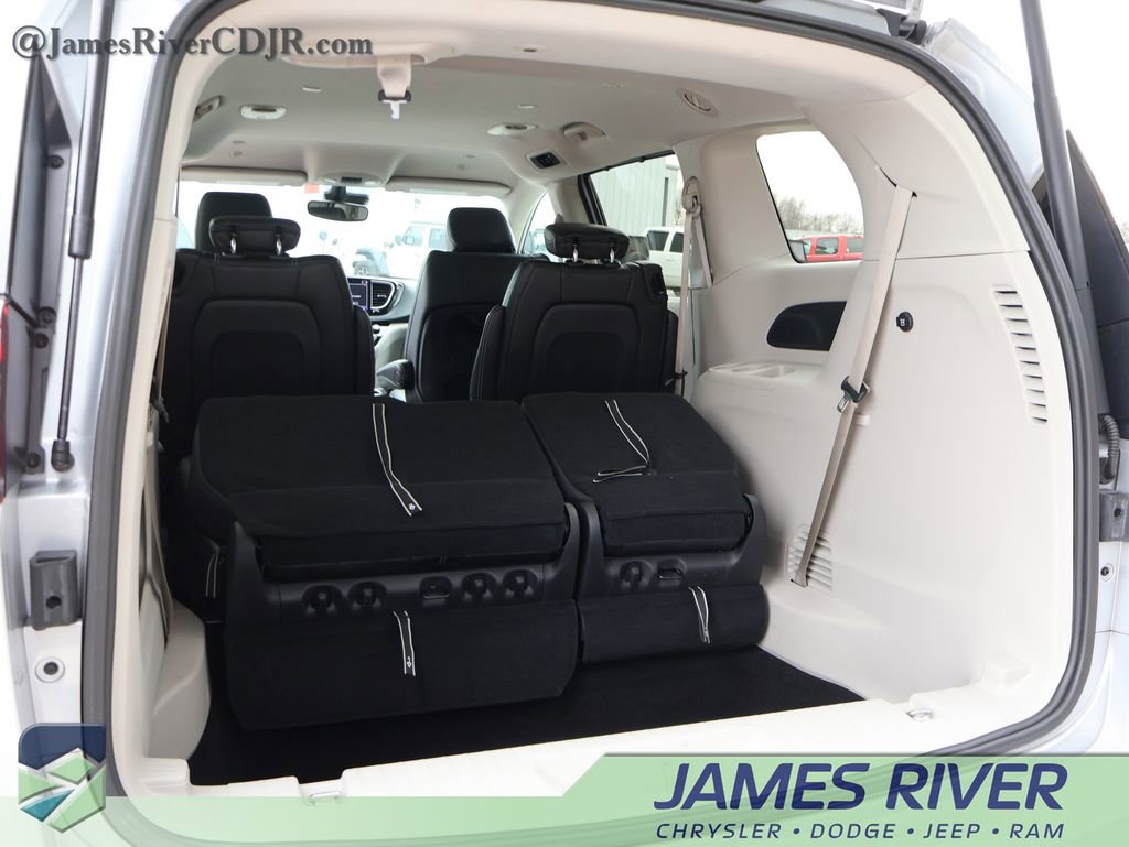 Used 2024 Chrysler Pacifica Touring-L image 15