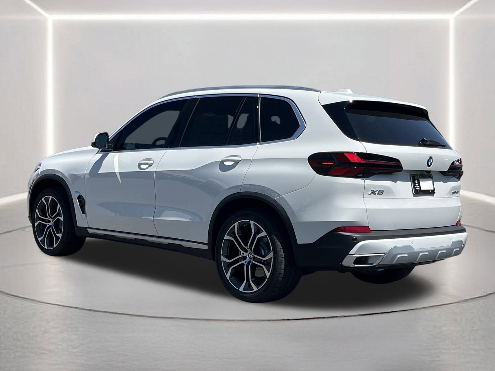 New 2026 BMW X5 sDrive40i w/ Parking Assistance Package RWD image 3