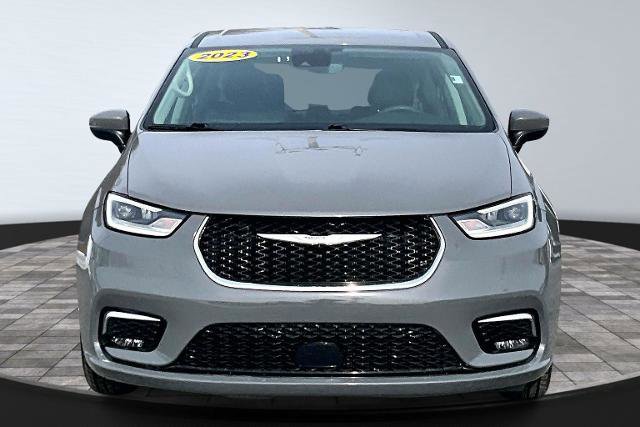 Used 2023 Chrysler Pacifica Touring-L image 3