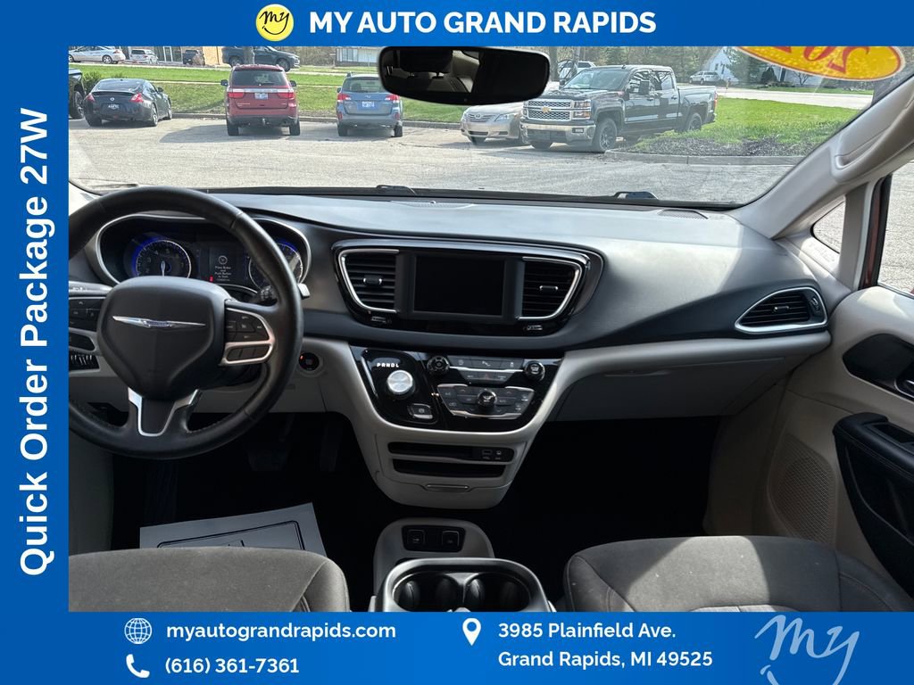 Used 2020 Chrysler Pacifica Touring w/ Cold Weather Group FWD image 12