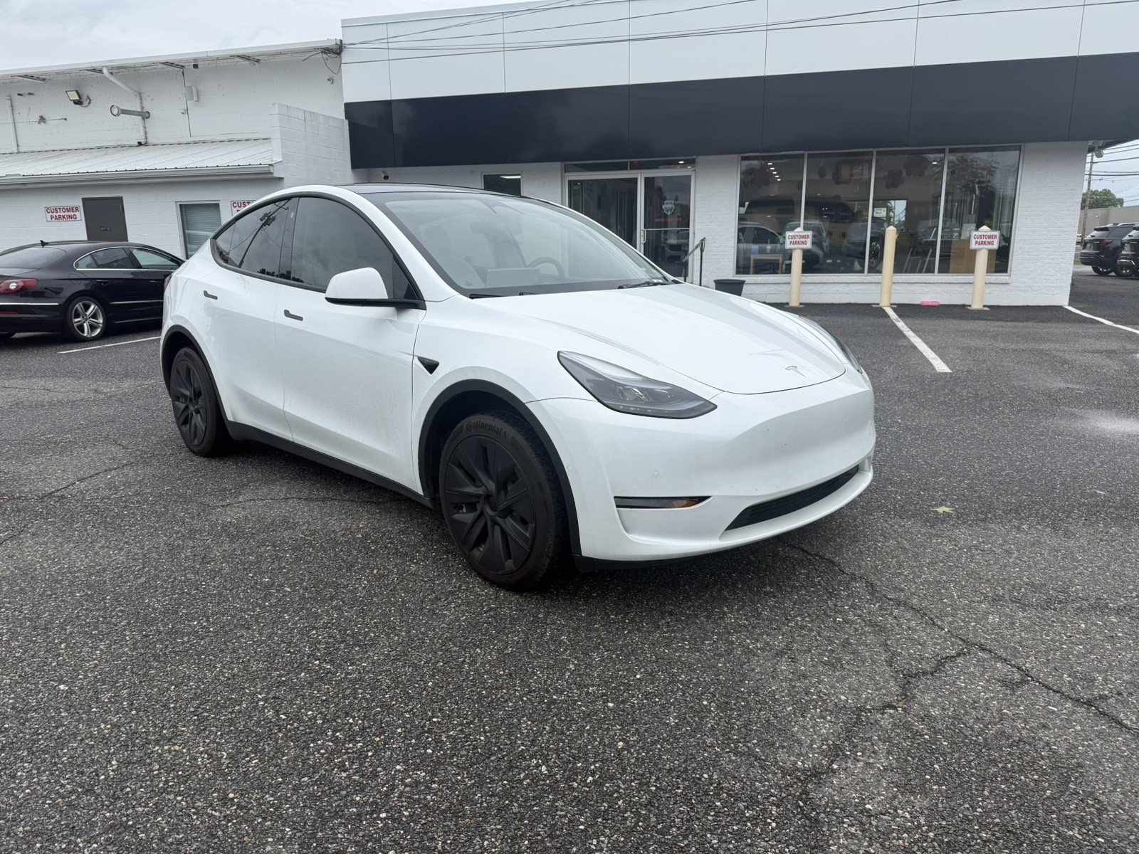 Used 2022 Tesla Model Y Long Range AWD/4WD image 1