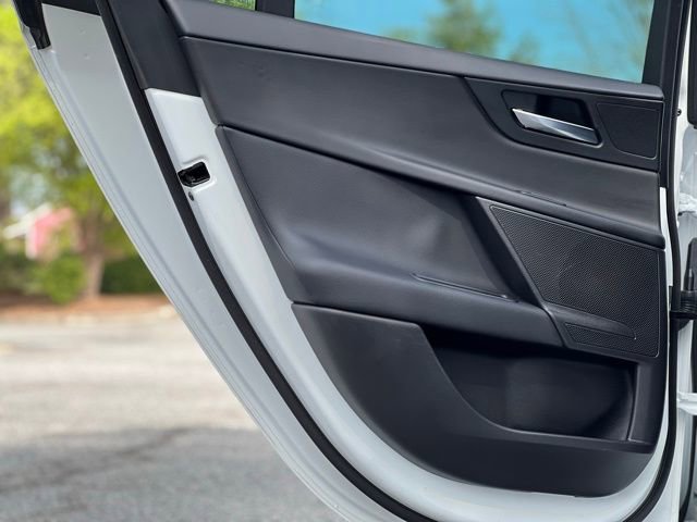 Used 2018 Jaguar XE image 13