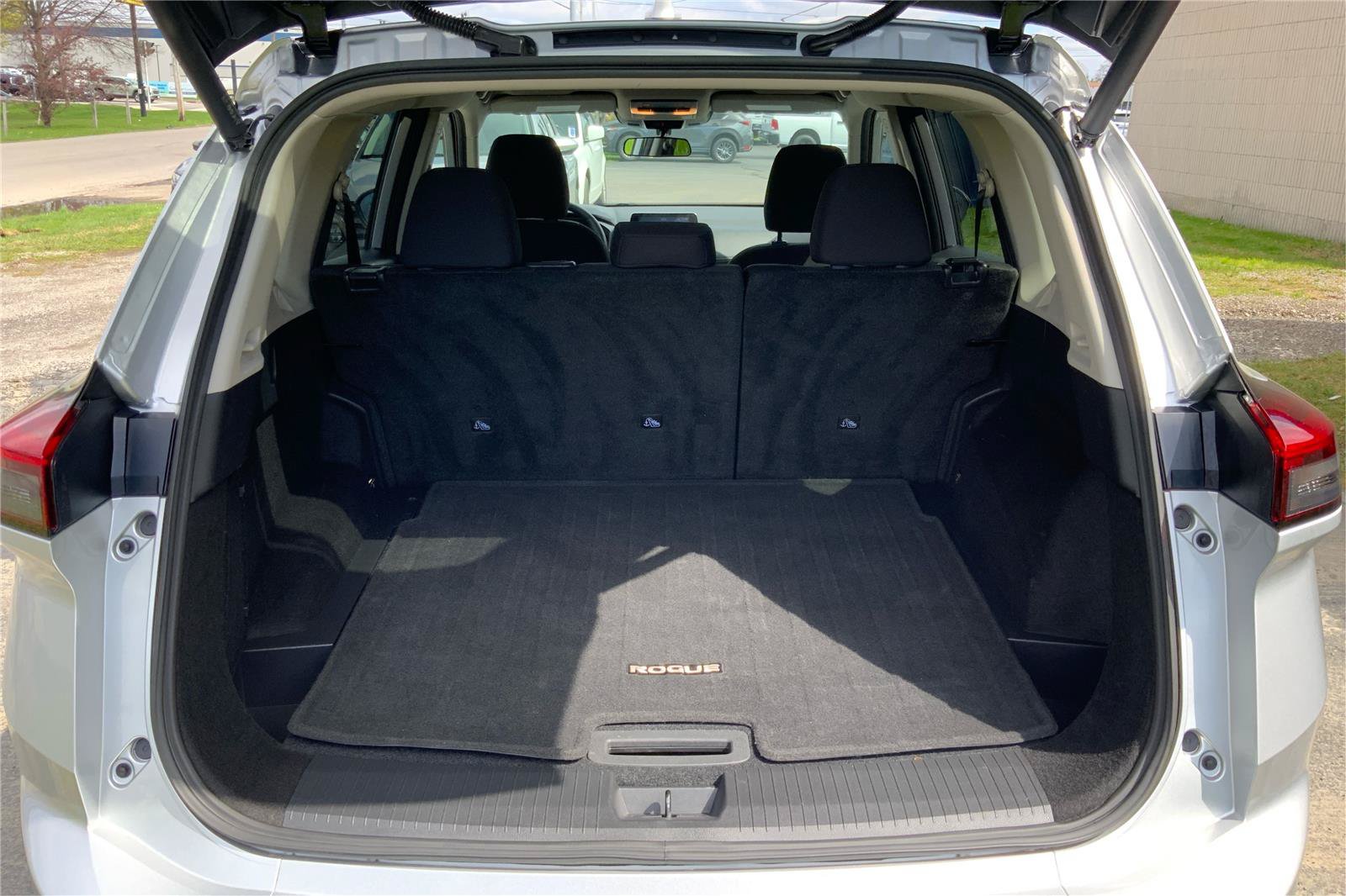 Used 2025 Nissan Rogue SV AWD/4WD image 12