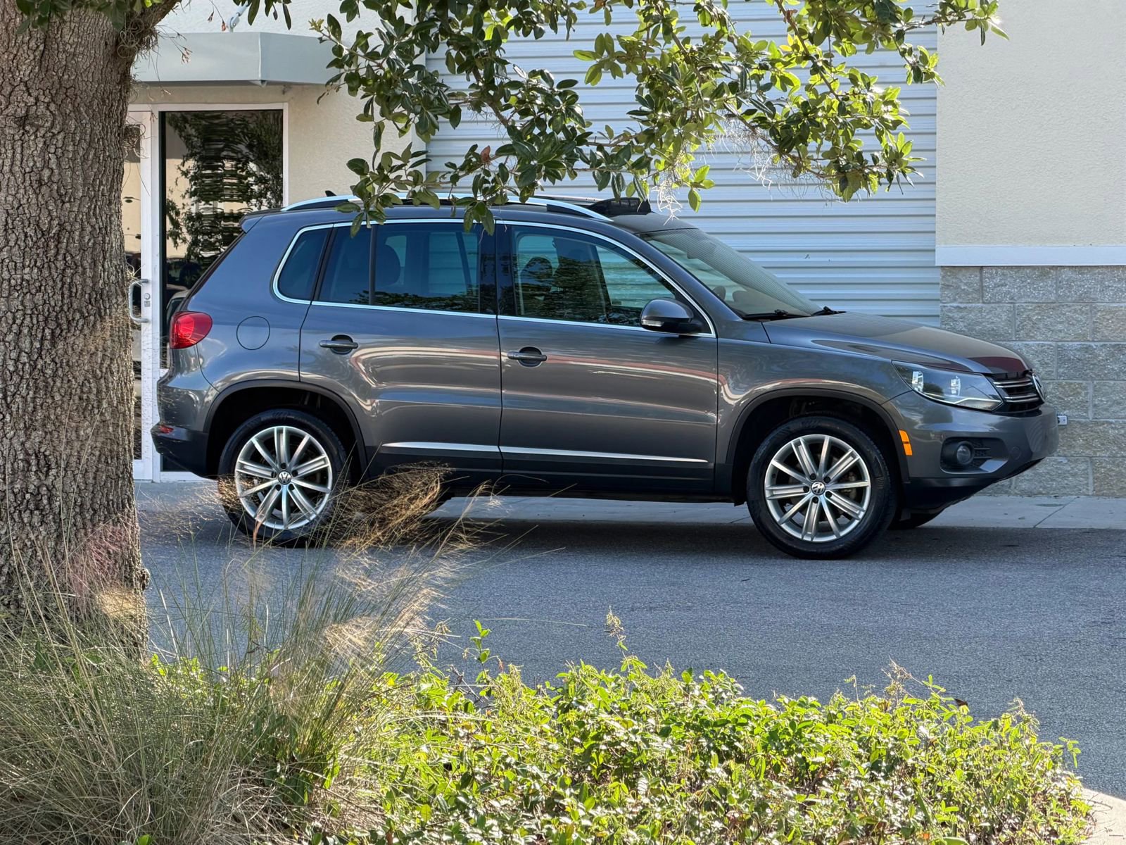 Used 2014 Volkswagen Tiguan S FWD image 3