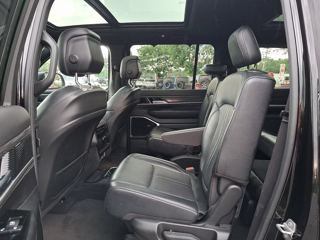 Certified 2022 Jeep Wagoneer Series III w/ Premium Group I AWD/4WD image 10