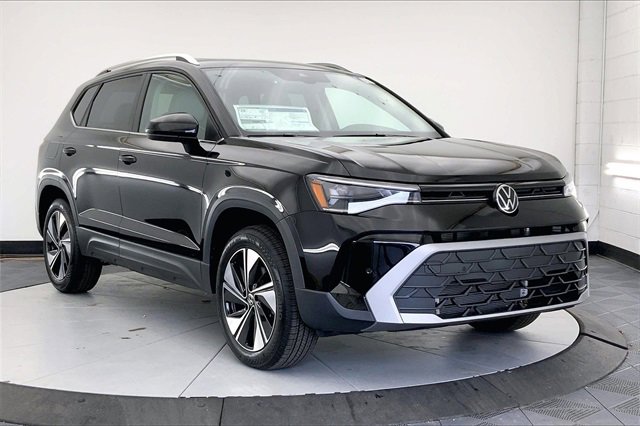 New 2026 Volkswagen Taos SE image 1
