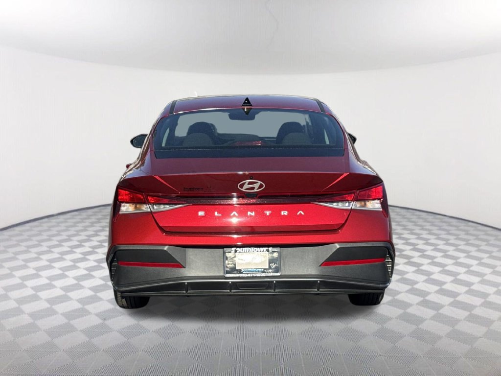 Used 2025 Hyundai Elantra SE FWD image 6