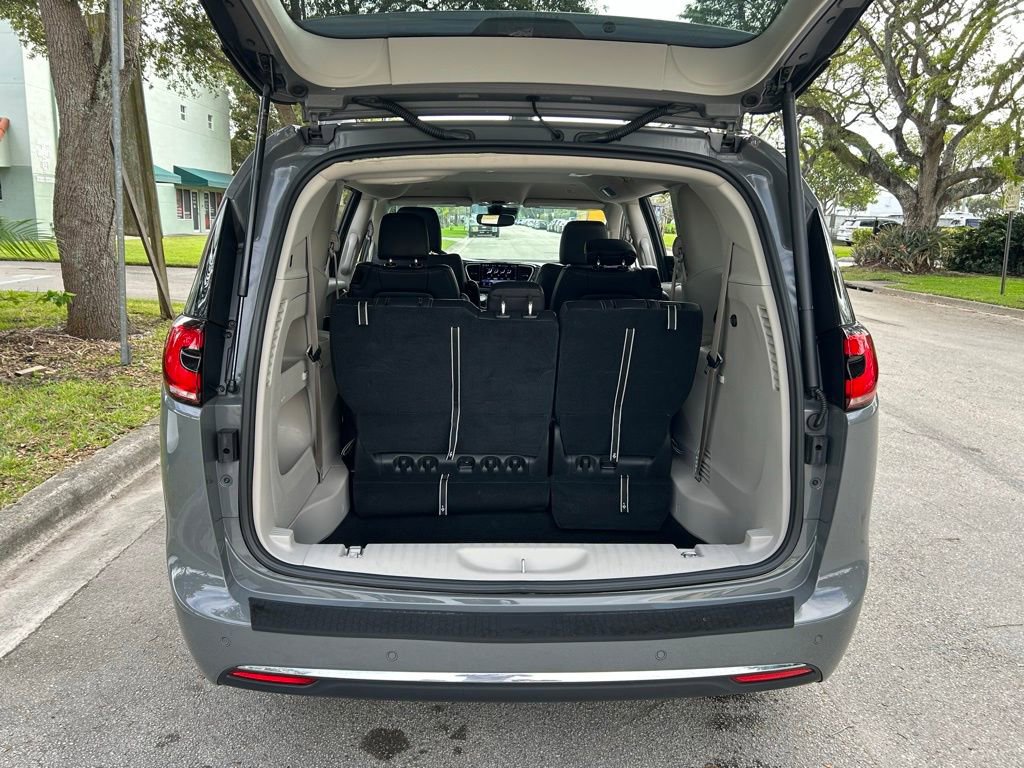 Certified 2022 Chrysler Pacifica Touring-L image 44