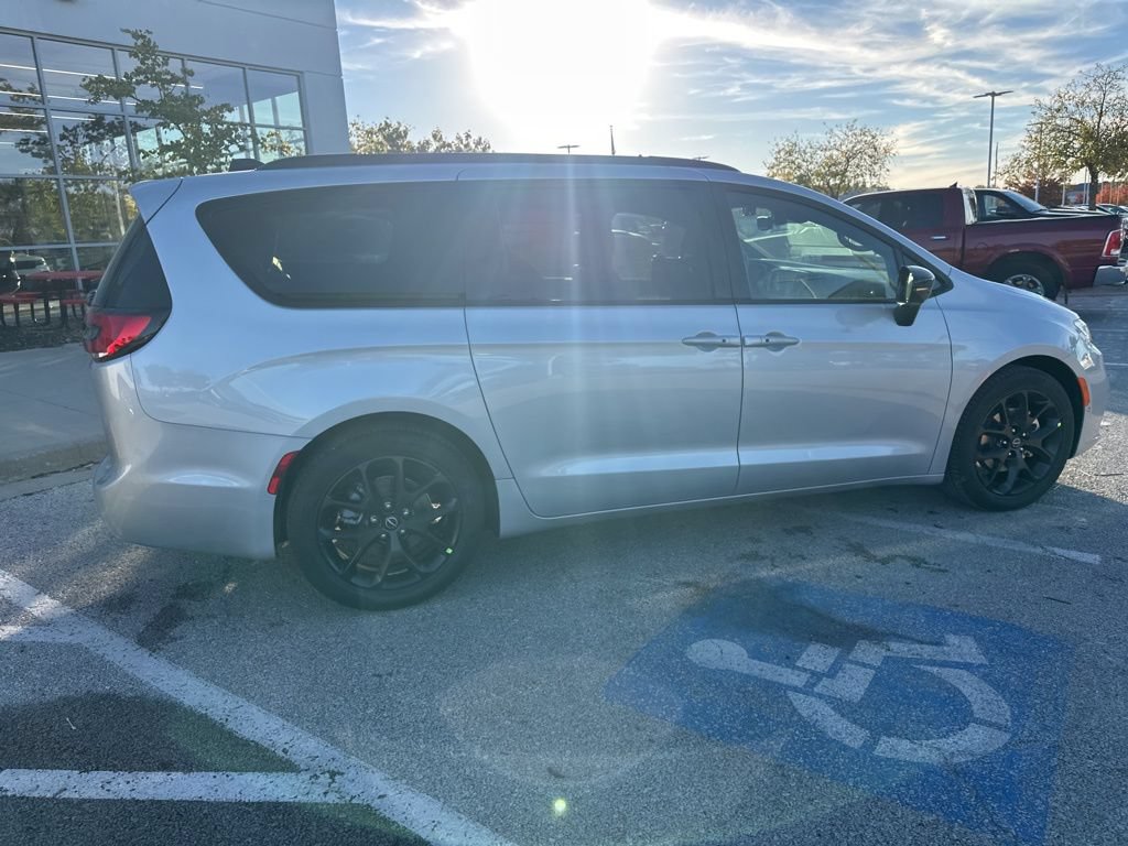 New 2026 Chrysler Pacifica Select FWD image 35
