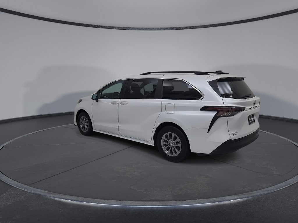 Used 2025 Toyota Sienna XLE FWD image 12