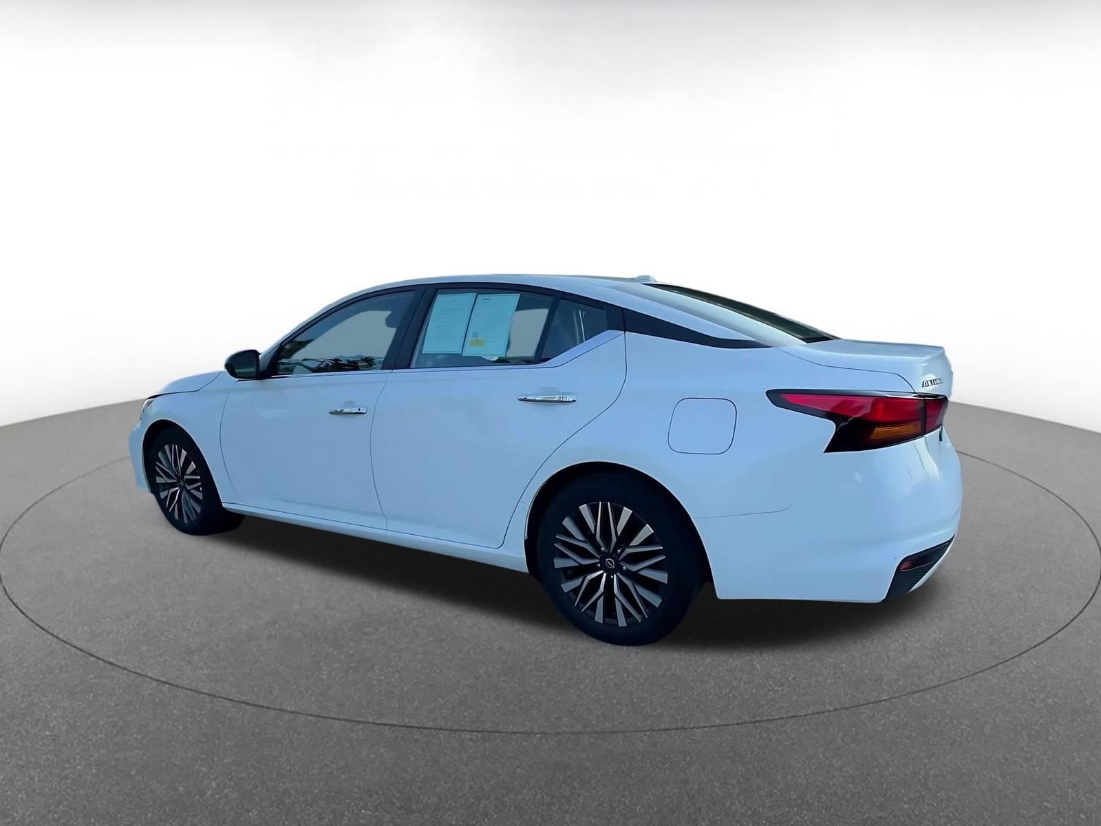 Used 2025 Nissan Altima 2.5 SV FWD image 10