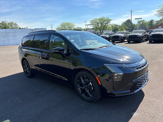 New 2027 Chrysler Pacifica Limited w/ Family Tech Group FWD image 2