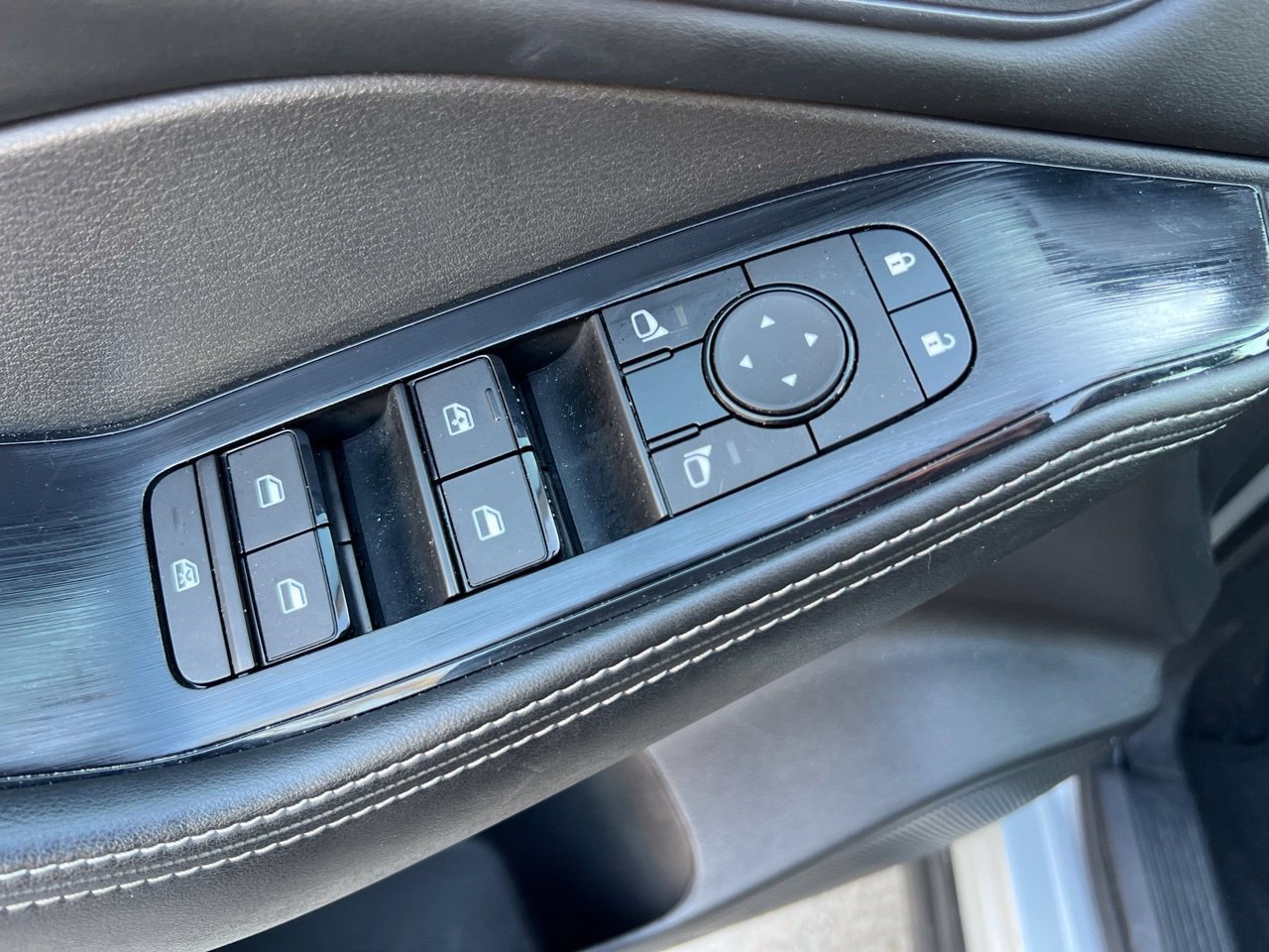 Used 2024 Nissan Rogue SV AWD/4WD image 12