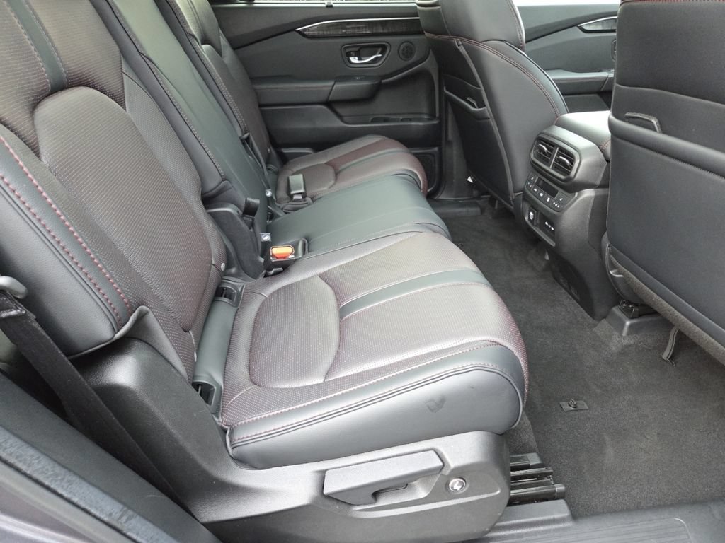 Certified 2025 Honda Pilot Black Edition image 32