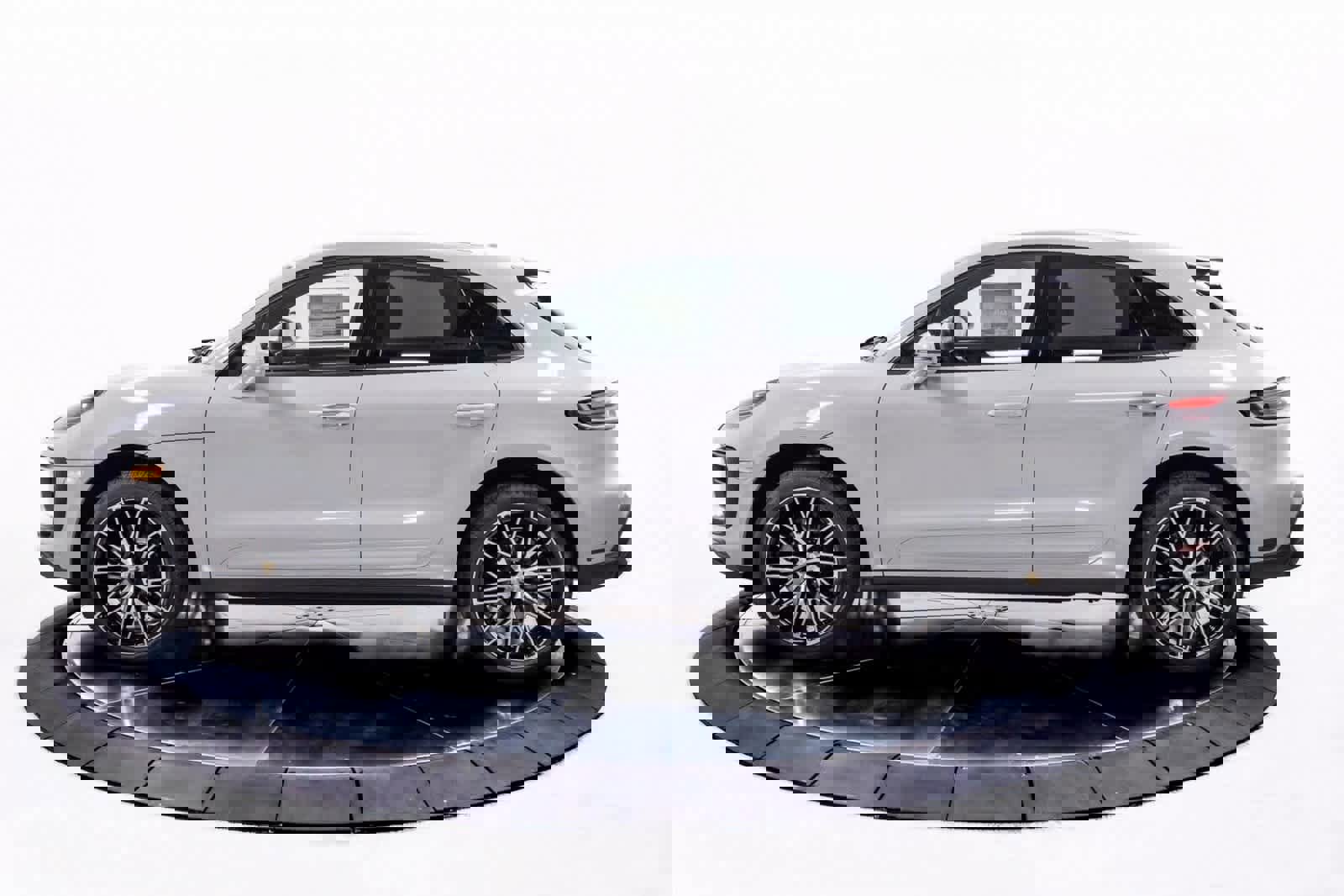 Certified 2025 Porsche Macan image 2