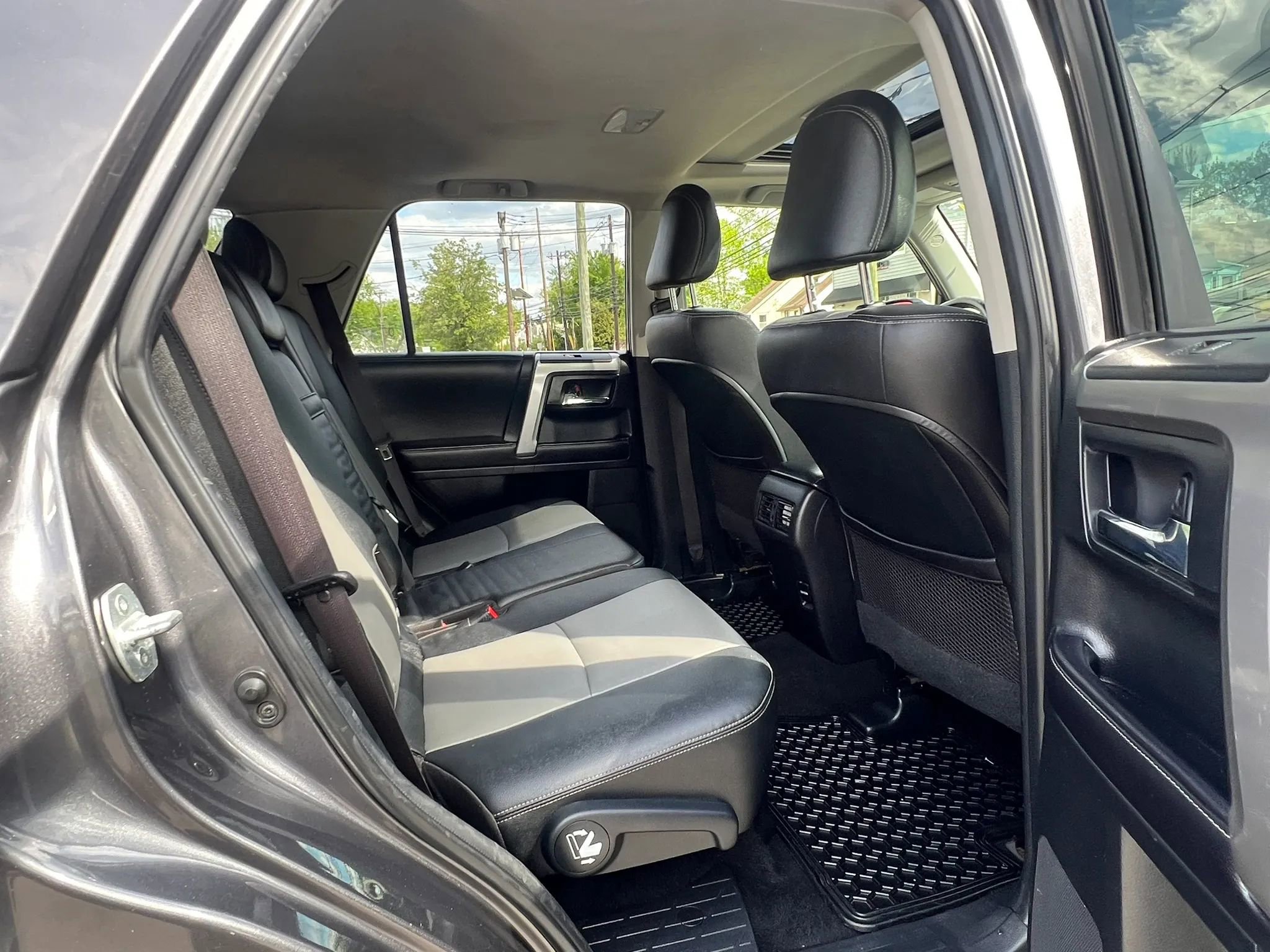 Used 2016 Toyota 4Runner Limited AWD/4WD image 32