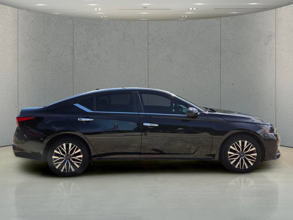 Used 2024 Nissan Altima 2.5 SV w/ SV Premium Package FWD image 6