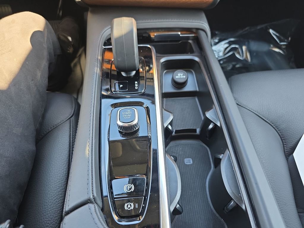Certified 2025 Volvo XC90 B6 Plus image 36