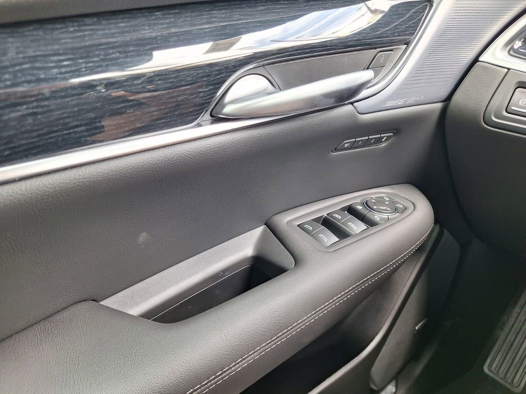 New 2026 Cadillac XT5 Luxury w/ LPO, ONYX Package FWD image 17