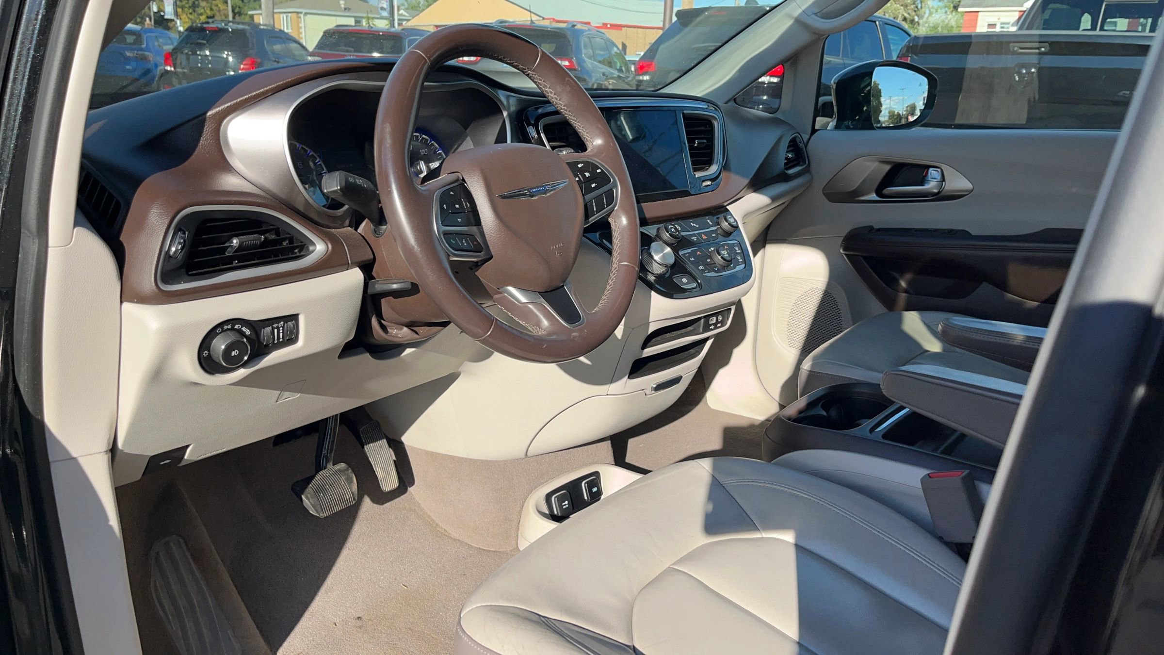 Used 2017 Chrysler Pacifica Touring-L image 2